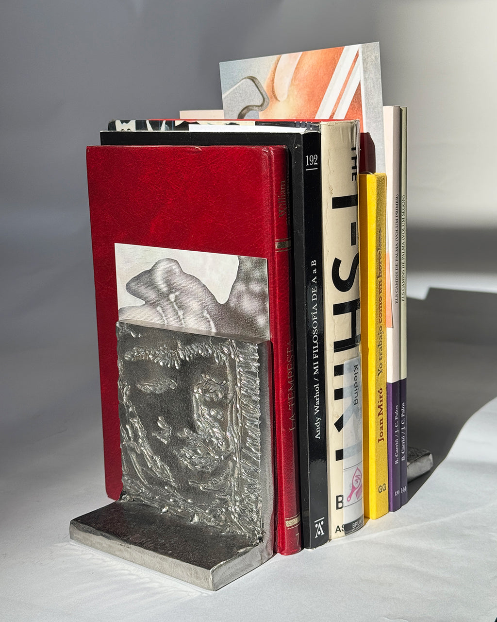 Aguanta llibres retrat